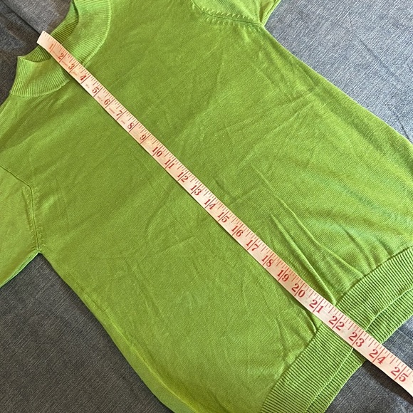 Joseph A, 100% silk, short sleeve sweater, size small, petite. (23-122) - Picture 3 of 6
